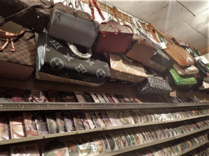 Fejky kam až oko dohlédne, celníci provětrali asijskou tržnici a zadrželi tisíce padělků luxusních značek