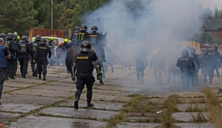 Pouliční násilí i výcvik v divoké vodě, čeští a němečtí policisté se sešli na rozsáhlém cvičení