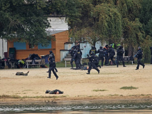 Krvavá akce, policisté a záchranáři nacvičovali zásah proti střelcům, kteří zaútočili na účastníky technoparty