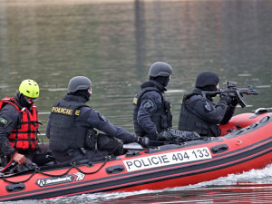 Krvavá akce, policisté a záchranáři nacvičovali zásah proti střelcům, kteří zaútočili na účastníky technoparty