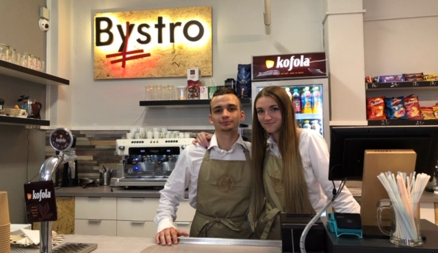 Návštěvu volební místnosti si mohou lidé zpestřit občerstvením ve speciálním školním bistru 