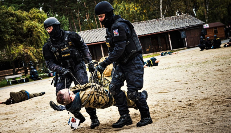 Krvavá akce, policisté a záchranáři nacvičovali zásah proti střelcům, kteří zaútočili na účastníky technoparty