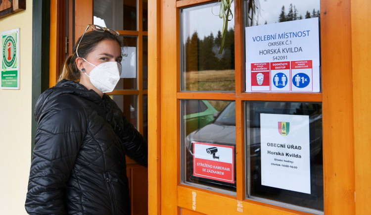 VOLBY 2021: První volební den je u konce. Na Šumavě hlasuje více turistů než místních