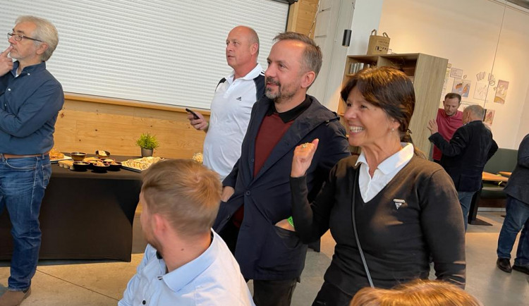 Radost ve volebním štábu koalice SPOLU v Plzni neskrývala hejtmanka Ilona Mauritzová (ODS), vedle dvojka krajské kandidátky Marek Ženíšek (TOP09) a trojka Rudolf Salvetr (ODS)