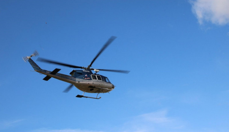 Julii se stále nepodařilo najít, nad Domažlickem létají policejní vrtulníky