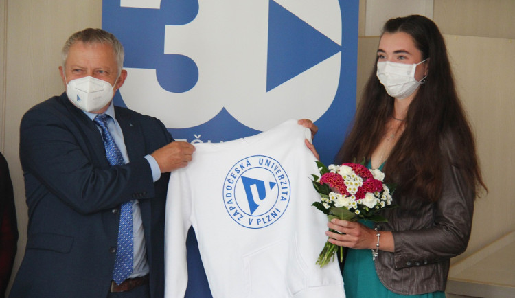 Rektor ZČU Miroslav Holeček a lukostřelkyně Marie Horáčková