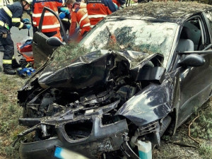 Mladý řidič se vážně zranil po nárazu do stromu v tomto automobilu