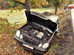 V příkopu skončil po nárazu do stromu i tento mercedes