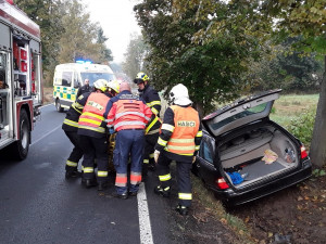 V příkopu skončil po nárazu do stromu i tento mercedes
