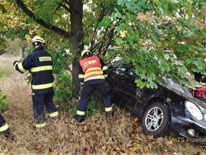 V příkopu skončil po nárazu do stromu i tento mercedes