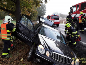 V příkopu skončil po nárazu do stromu i tento mercedes