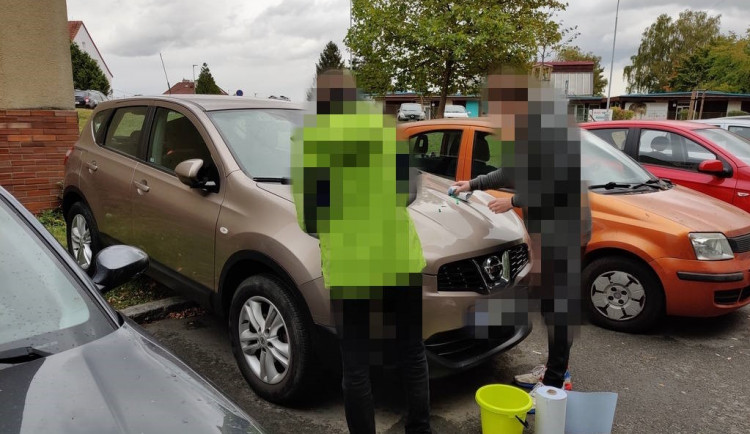 Kluci z nudy malovali po autech, strážníci je přiměli vše umýt