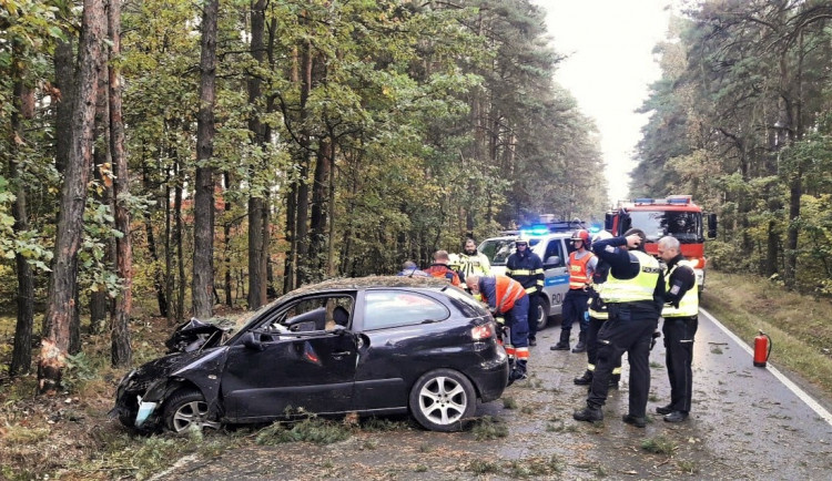 Mladý řidič se vážně zranil po nárazu do stromu v tomto automobilu