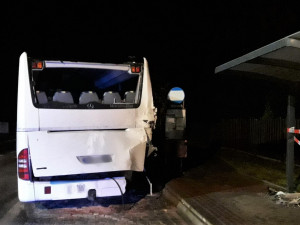 Cisterna s mlékem zdemolovala autobus i zastávku, po drtivém nárazu sama skončila na chodníku