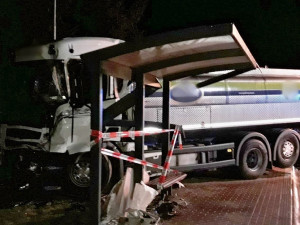 Cisterna s mlékem zdemolovala autobus i zastávku, po drtivém nárazu sama skončila na chodníku