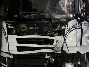 Cisterna s mlékem zdemolovala autobus i zastávku, po drtivém nárazu sama skončila na chodníku