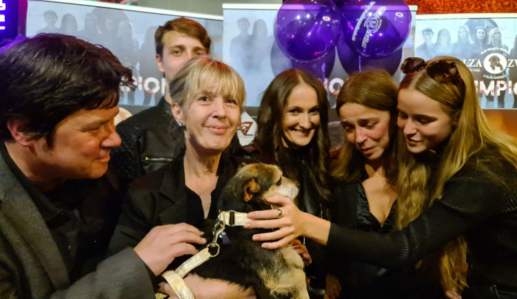 Hlavní roli ve videoklipu ztvárnil opuštěný pejsek Vikýř, na fotografii se svou opatrovatelkou Magdou Lacinovou ze spolku Galgo v nouzi