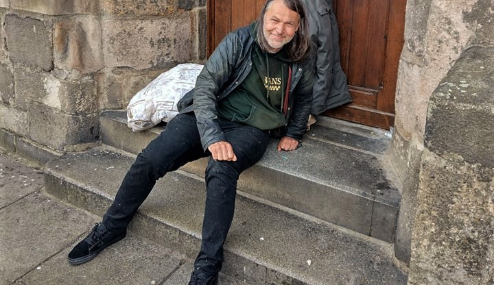 Bezdomovec Honza opustil po čtyřech měsících schody u katedrály, získal bydlení a šanci změnit život