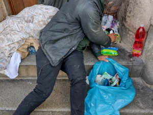 Na těchto schodech u bočního vchodu do katedrály prožil Honza nepřetržitě čtyři měsíce
