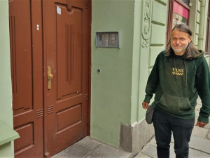 Za těmito dveřmi čeká Honzu nový život