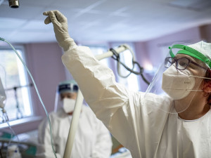 Koronavirus letí strmě nahoru, během týdne stoupl počet nákaz v Plzeňském kraji o 75 procent