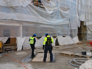 Celníci si došlápli na fabriky i ubytovny, během kontrol odhalili desítky cizinců, kteří porušili zákon