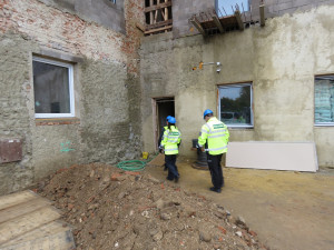 Celníci si došlápli na fabriky i ubytovny, během kontrol odhalili desítky cizinců, kteří porušili zákon