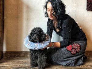 Petra Žaludová se svým pejskem, který byl průkopníkem nové pomůcky