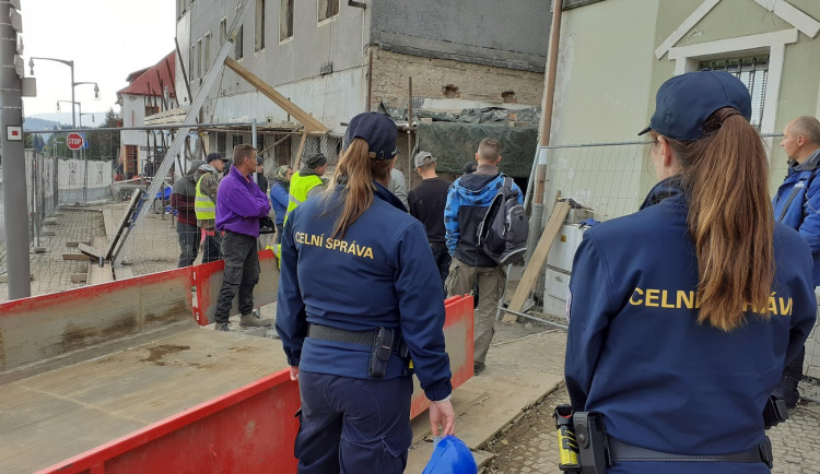 Celníci si došlápli na fabriky i ubytovny, během kontrol odhalili desítky cizinců, kteří porušili zákon