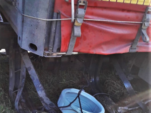 Pod kamionem se při předjíždění utrhla levá krajnice, skončil v příkopu s utrženou nádrží