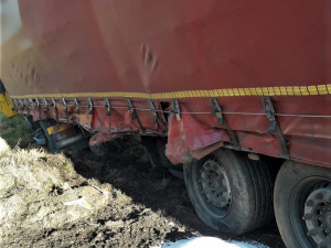 Pod kamionem se při předjíždění utrhla levá krajnice, skončil v příkopu s utrženou nádrží
