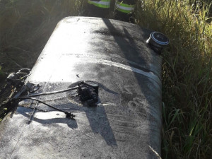 Pod kamionem se při předjíždění utrhla levá krajnice, skončil v příkopu s utrženou nádrží