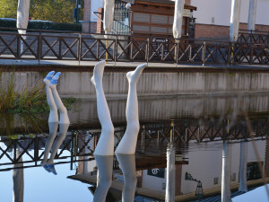 Starostliví Plzeňané oblékají na zimu sochy, teplé ponožky teď dostaly slavné Nohy z vody