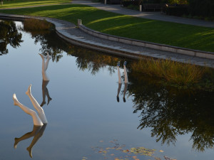Starostliví Plzeňané oblékají na zimu sochy, teplé ponožky teď dostaly slavné Nohy z vody