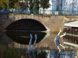 Starostliví Plzeňané oblékají na zimu sochy, teplé ponožky teď dostaly slavné Nohy z vody