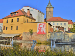 Starostliví Plzeňané oblékají na zimu sochy, teplé ponožky teď dostaly slavné Nohy z vody