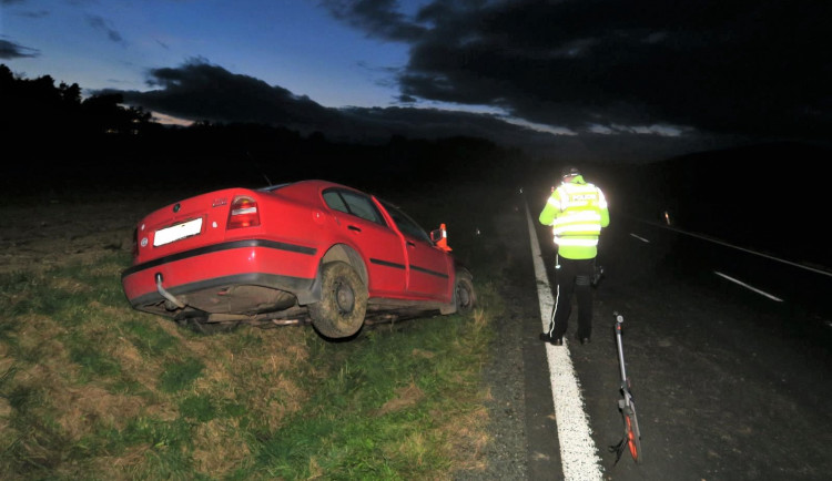 Řidič se snažil zabít v autě otravnou mouchu. Sjel do příkopu, havaroval a zranil se