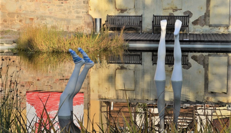 Starostliví Plzeňané oblékají na zimu sochy, teplé ponožky teď dostaly slavné Nohy z vody