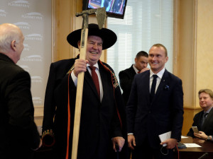 Prezident Miloš Zeman dostal v roce 2016 darem od Plzeňského kraje chodský kabát, klobouk a čakan. což jsou typické symboly Chodska.