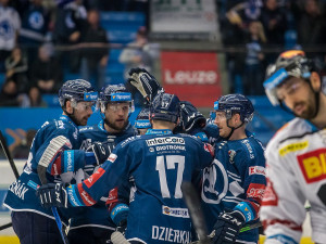 Díky drtivému tlaku v závěru utkání porazili hokejisté Plzně pražskou Spartu 5:4