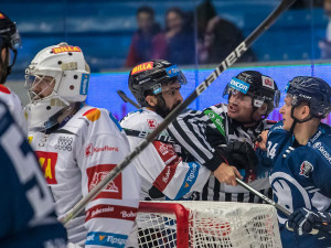 Díky drtivému tlaku v závěru utkání porazili hokejisté Plzně pražskou Spartu 5:4