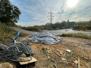 Ohyzdný kemp s přívěsem a přístavky už zmizel z plzeňské výpadovky, zůstalo jen chemické WC