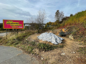 Ohyzdný kemp s přívěsem a přístavky už zmizel z plzeňské výpadovky, zůstalo jen chemické WC