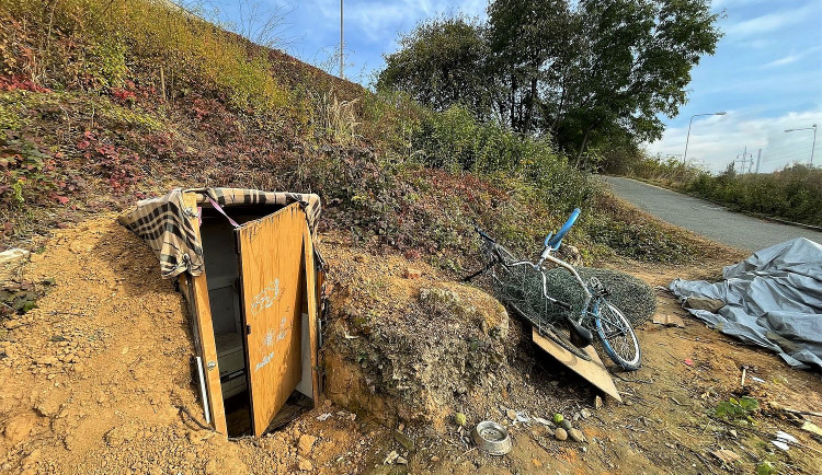 Ohyzdný kemp s přívěsem a přístavky už zmizel z plzeňské výpadovky, zůstalo jen chemické WC