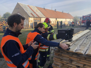Dronaři z Plzně posilují spolupráci s IZS, záběry z jejich kamer dostanou okamžitě hasiči i policisté