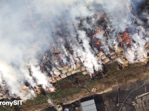 Záběry z dronů slouží hasičům při likvidaci požárů