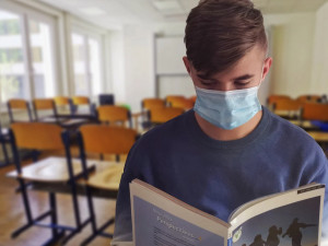 Školy v Plzni zatím neplánují, že by děti nad 12 let nosily roušky při výuce