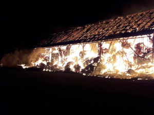 Požár seníku způsobil škodu za 2,5 milionu korun, zřejmě jde o dílo žháře