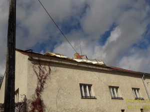 Silný vítr trápí hlavně Domažlicko a Klatovsko, hasiči mají na kontě desítky výjezdů