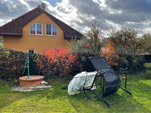 Vítr si takto dokázal pohrát i s těžkou kovovou zahradní houpačkou